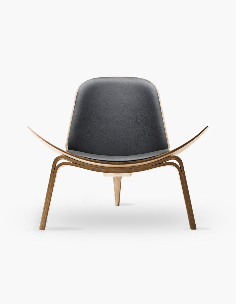 Hans Wegner CH07 Shell Chair, Black & WalnutDescription



Discover for yourself why this Hans wegner armchair has become an icon of mid-century furniture design with this contemporary reproduction. Commonly r