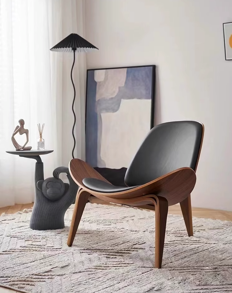 Hans Wegner CH07 Shell Chair, Black & WalnutDescription



Discover for yourself why this Hans wegner armchair has become an icon of mid-century furniture design with this contemporary reproduction. Commonly r