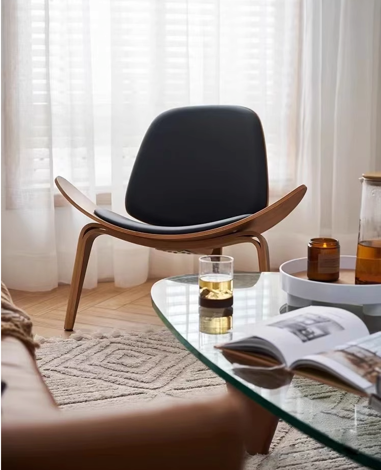 Hans Wegner CH07 Shell Chair, Black & WalnutDescription



Discover for yourself why this Hans wegner armchair has become an icon of mid-century furniture design with this contemporary reproduction. Commonly r