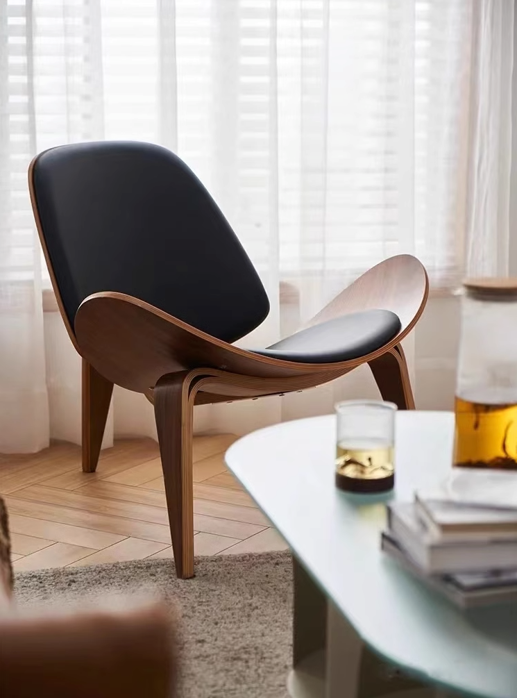 Hans Wegner CH07 Shell Chair, Black & WalnutDescription



Discover for yourself why this Hans wegner armchair has become an icon of mid-century furniture design with this contemporary reproduction. Commonly r