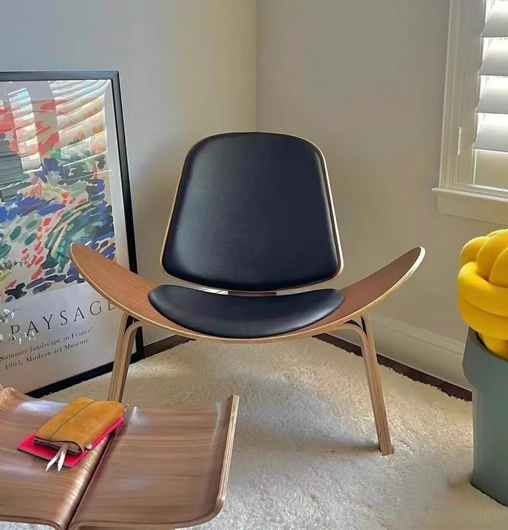 Hans Wegner CH07 Shell Chair, Black & WalnutDescription



Discover for yourself why this Hans wegner armchair has become an icon of mid-century furniture design with this contemporary reproduction. Commonly r