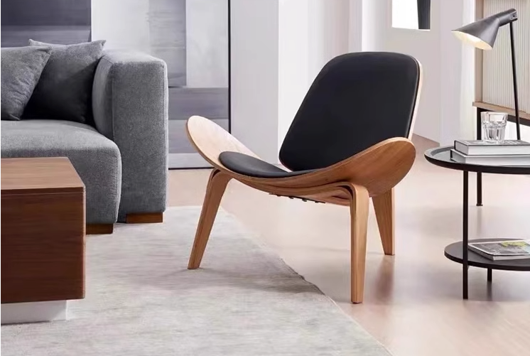 Hans Wegner CH07 Shell Chair, Black & WalnutDescription



Discover for yourself why this Hans wegner armchair has become an icon of mid-century furniture design with this contemporary reproduction. Commonly r