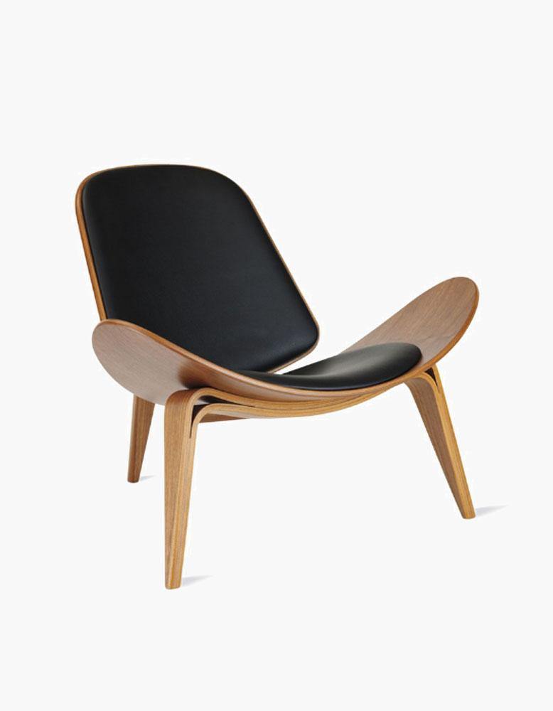 Hans Wegner CH07 Shell Chair, Black & WalnutDescription



Discover for yourself why this Hans wegner armchair has become an icon of mid-century furniture design with this contemporary reproduction. Commonly r